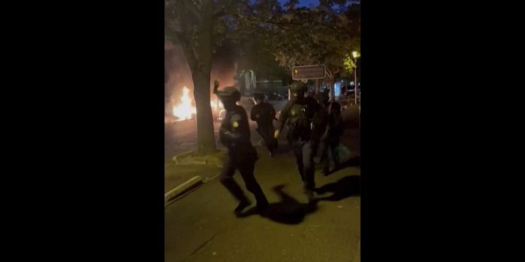 Paris’te genç sürücü polis tarafından vurularak öldürüldü; araçlar ateşe verildi
