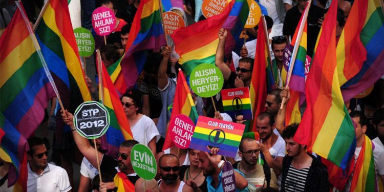 154 gazeteci ortak açıklama: LGBTİ+’ların ifade ve örgütlenme özgürlüğünü ihlal etmeyi bırakın