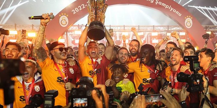 Galatasaray, şampiyonluk kupasını kaldırdı!