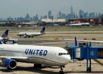 33 yıl önce aldığı sınırsız uçak biletiyle dünyayı gezdi