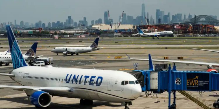 33 yıl önce aldığı sınırsız uçak biletiyle dünyayı gezdi