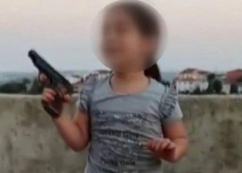 4 yaşındaki çocuk, babasının silahıyla kendini başından vurdu