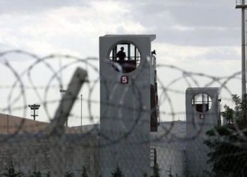 Hava alabilmek için tel örgüleri aralayan tutuklulara dava