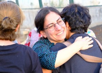 Cezaevinden çıkan Alağaş’ı meslektaşları karşıladı