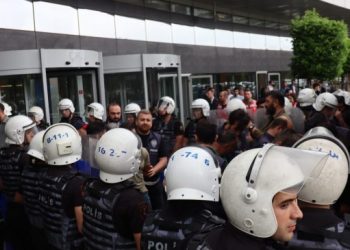 Direnişteki inşaat işçileri gözaltına alındı