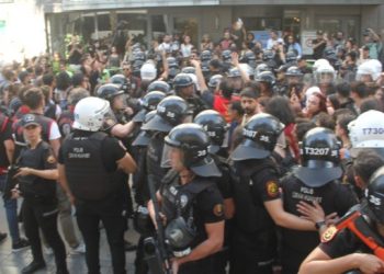 İstanbul ve İzmir’de yürüyüşe müdahale