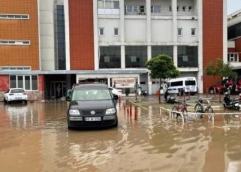 Manisa’da sağanak: Hastaneyi sel bastı