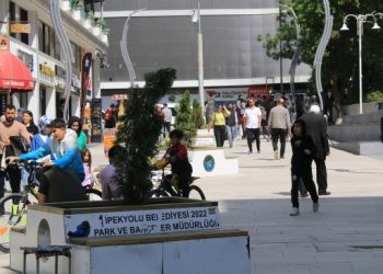 Wan sokakları: AKP yükseldikçe, ekonomi düşüyor