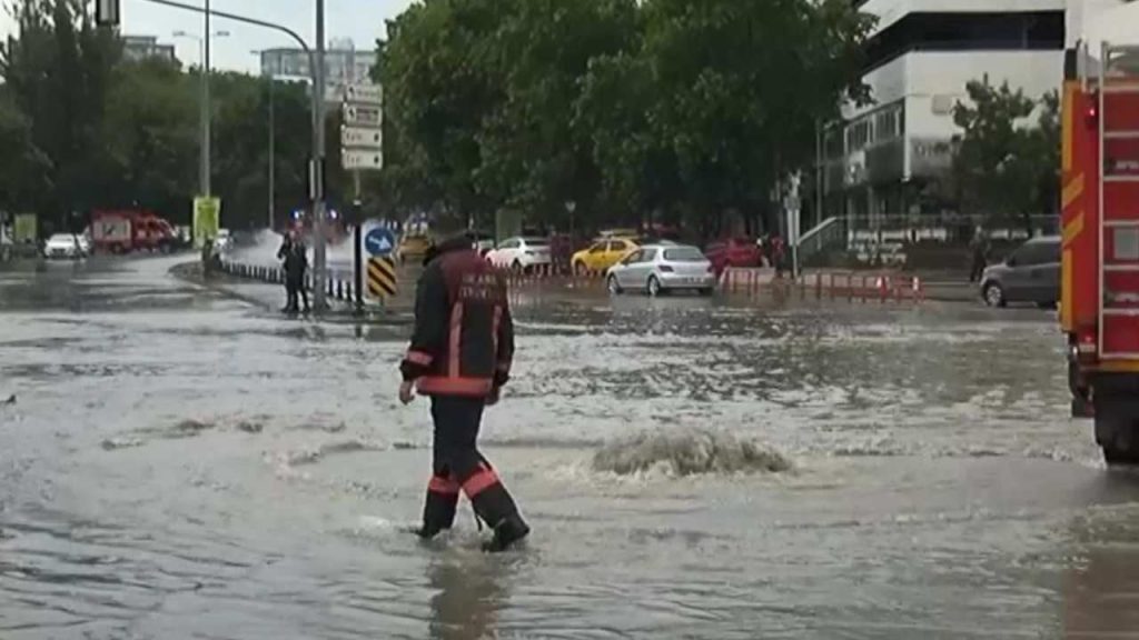 Ankara'da yağmur sonrası ortaya çıkan görüntüler