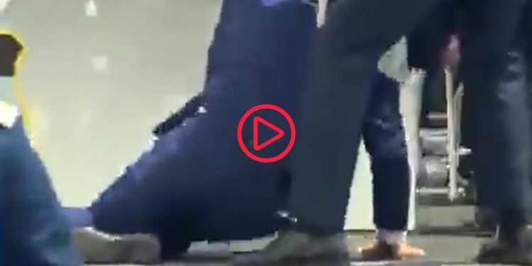 ABD Başkanı Biden, sahnede yere düştü