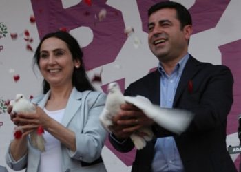 Tutuklu bulunan eski HDP Genel Eş başkanları Selahattin Demirtaş ve Figen Yüksekdağ'ın başvurusunu karara bağlayan Avrupa İnsan Hakları Mahkemesi (AİHM), Türkiye'nin Avrupa İnsan Hakları Sözleşmesi'nin (AİHS) 5. maddesinin 4. fıkrasını ihlal ettiğine hükmetti.