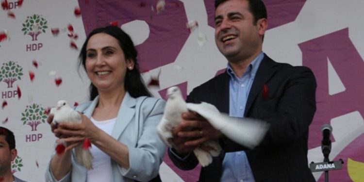 Tutuklu bulunan eski HDP Genel Eş başkanları Selahattin Demirtaş ve Figen Yüksekdağ'ın başvurusunu karara bağlayan Avrupa İnsan Hakları Mahkemesi (AİHM), Türkiye'nin Avrupa İnsan Hakları Sözleşmesi'nin (AİHS) 5. maddesinin 4. fıkrasını ihlal ettiğine hükmetti.