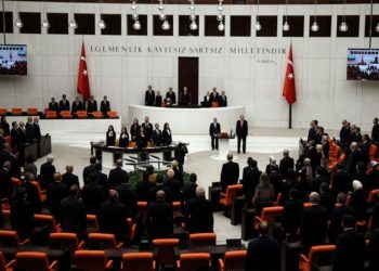 Cumhur ittifakı ortakları Adalet ve Kalkınma Partisi (AKP) ile Milliyetçi Hareket Partisi (MHP) başörtüsüne ilişkin anayasa değişikliği teklifini raftan indirmeye hazırlanıyor.