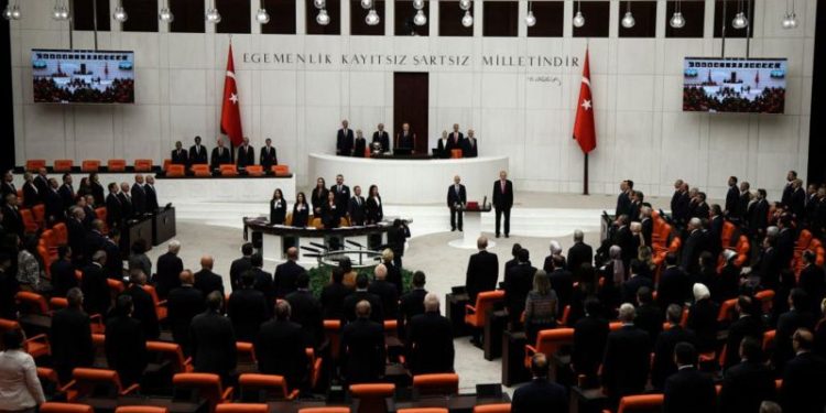 Cumhur ittifakı ortakları Adalet ve Kalkınma Partisi (AKP) ile Milliyetçi Hareket Partisi (MHP) başörtüsüne ilişkin anayasa değişikliği teklifini raftan indirmeye hazırlanıyor.