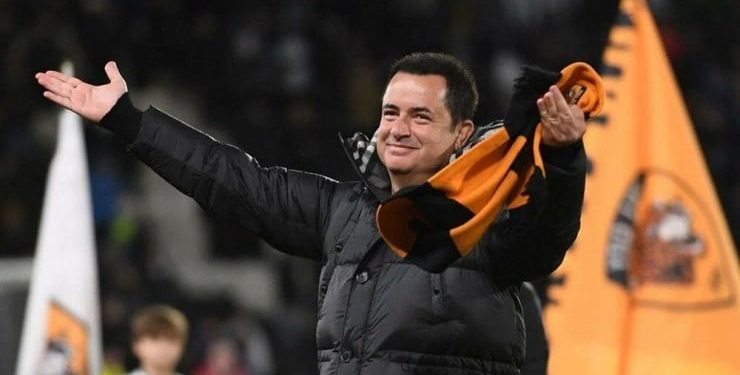 Medya patronu Acun Ilıcalı, İngiltere Championship ekiplerinden Hull City’nin ardından İrlanda Premier Ligi ekiplerinden Shelbourne FC’yi de satın aldığını açıkladı.