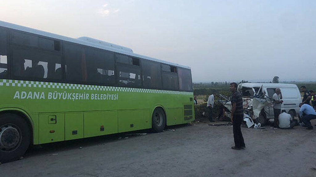 Adana'da minibüs ile belediye otobüsü çarpıştı: Üç ölü, 10 yaralı