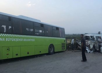 Adana'da minibüs ile belediye otobüsü çarpıştı: Üç ölü, 10 yaralı