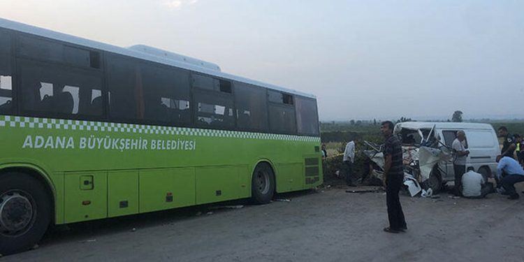Adana'da minibüs ile belediye otobüsü çarpıştı: Üç ölü, 10 yaralı