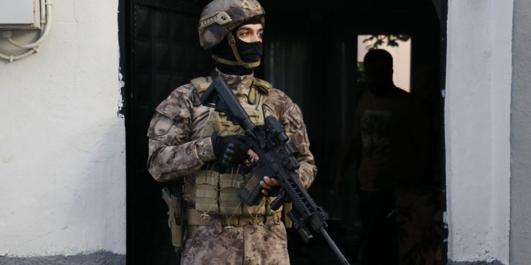 Adana’da organize suç örgütüne şafak baskını: Çok sayıda gözaltı var