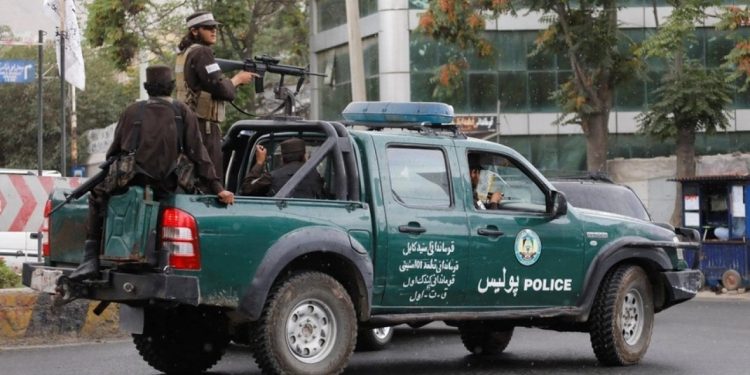 Afganistan'da bir minibüsün devrildi: 25 kişi öldü