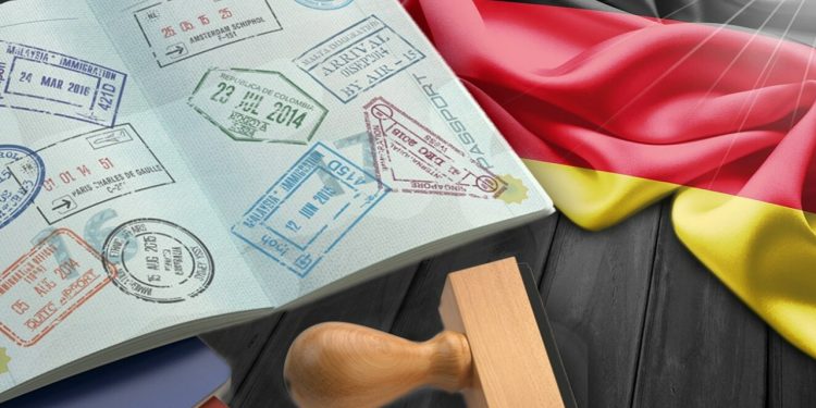 Alman Dışişleri Bakanlığı'ndan Türk vatandaşlarına vize açıklaması