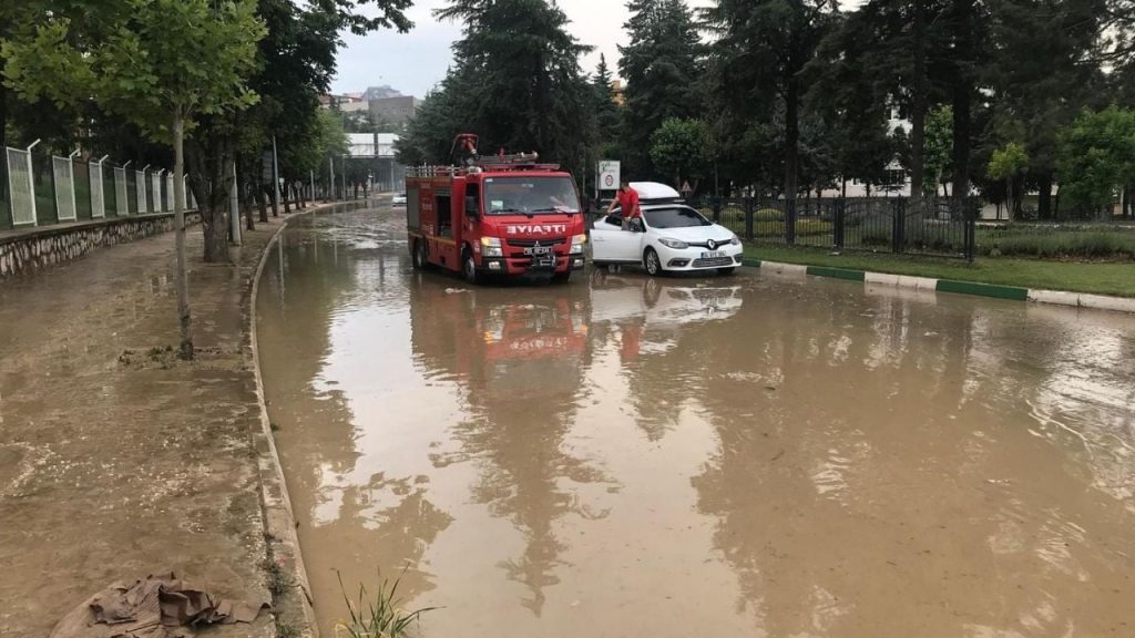 Amasya'da sağanak yağış: Selde aracında mahsur kalanlar kurtarıldı