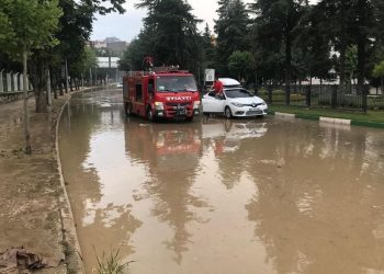 Amasya'da sağanak yağış: Selde aracında mahsur kalanlar kurtarıldı