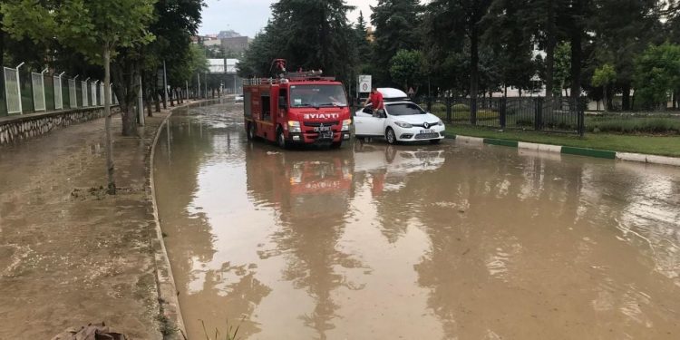 Amasya'da sağanak yağış: Selde aracında mahsur kalanlar kurtarıldı