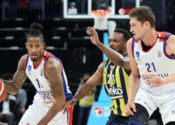 Anadolu Efes, Fenerbahçe Beko karşısında son çeyrekte geriden gelerek kazandı, seride 2-1 öne geçti