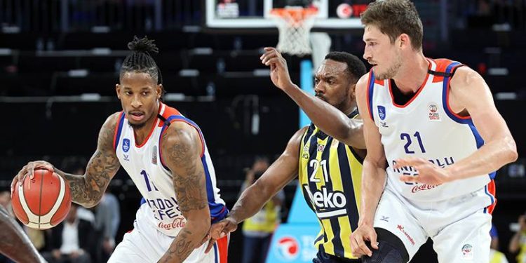 Anadolu Efes, Fenerbahçe Beko karşısında son çeyrekte geriden gelerek kazandı, seride 2-1 öne geçti