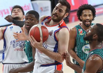 Anadolu Efes final serisinde 1-0 öne geçti