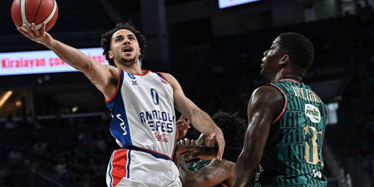 Anadolu Efes, final serisinde durumu 2-0'a getirdi