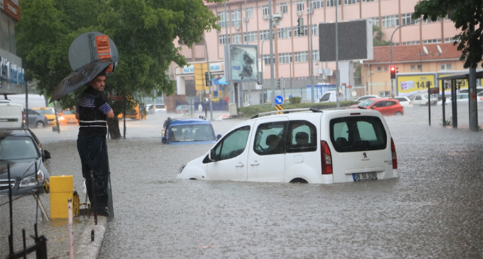 Ankara’da sağanak yağış etkili oldu: Yollar göle döndü