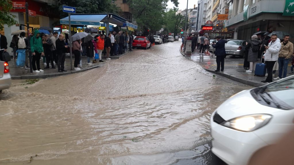 Ankara'da sağanak; yollar göle döndü