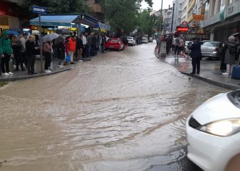 Ankara'da sağanak; yollar göle döndü