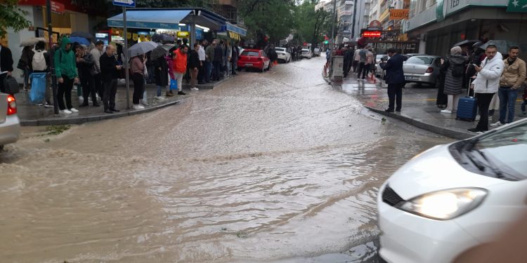 Ankara'da sağanak; yollar göle döndü