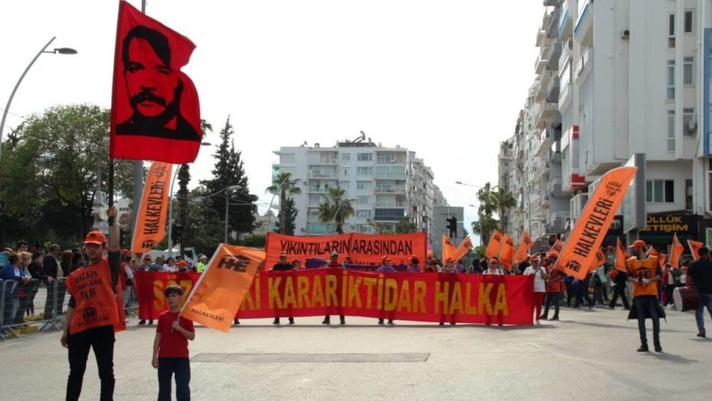 Antalya’da Mahir Çayan flaması taşıyan liseli gözaltına alındı