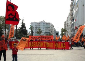 Antalya’da Mahir Çayan flaması taşıyan liseli gözaltına alındı