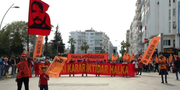 Antalya’da Mahir Çayan flaması taşıyan liseli gözaltına alındı