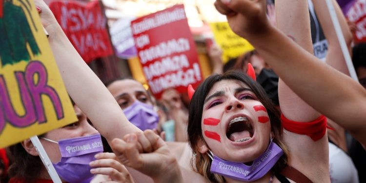 Araştırma: Gençlerin yüzde 63'ü Türkiye'den gitmek istiyor