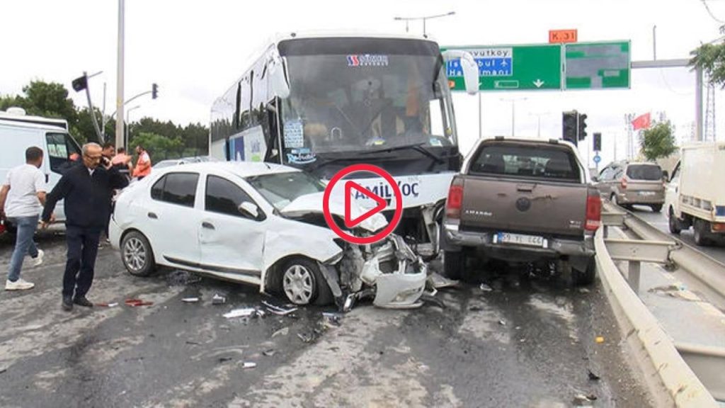 Arnavutköy'de yolcu otobüsünün araçlara çarptığı kaza kamerada