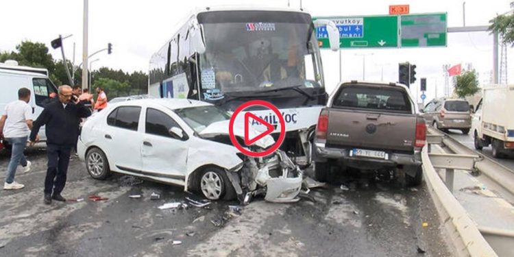 Arnavutköy'de yolcu otobüsünün araçlara çarptığı kaza kamerada