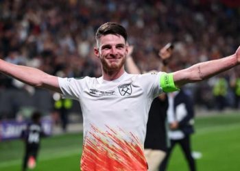 İngiltere Premier Ligi'nde geçtiğimiz sezonu ikinci sırada tamamlayan Arsenal, İngiliz milli futbolcu Declan Rice'ı transfer etti. Arsenal, Rice için West Ham United'a toplam 105 milyon sterlin bonservis ücreti ödeyecek.