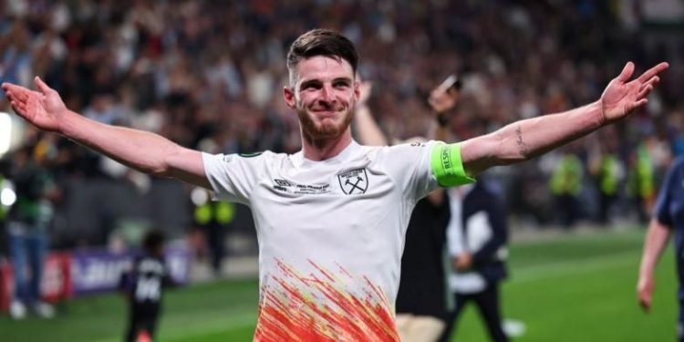 İngiltere Premier Ligi'nde geçtiğimiz sezonu ikinci sırada tamamlayan Arsenal, İngiliz milli futbolcu Declan Rice'ı transfer etti. Arsenal, Rice için West Ham United'a toplam 105 milyon sterlin bonservis ücreti ödeyecek.