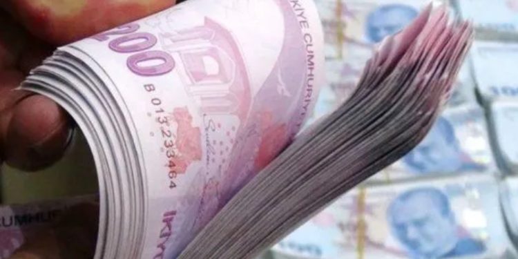 Döviz cinsinden en yüksek değerini 2023'te gören asgari ücret, 454 dolarla başladığı dönemi yüzde 20,9 azalışla yaklaşık 359 dolar seviyesinde kapatıyor.