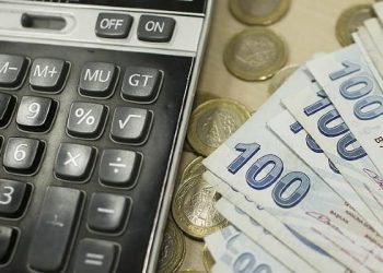 Asgari ücretin net 11 bin 402 lira belirlenmesi Twitter’da en çok konuşulan konu. Birçok yurttaş ücreti yetersiz görürken, artan yaşam maliyetlerine dikkat çekti.