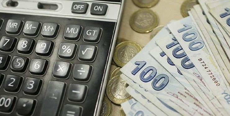 Asgari ücretin net 11 bin 402 lira belirlenmesi Twitter’da en çok konuşulan konu. Birçok yurttaş ücreti yetersiz görürken, artan yaşam maliyetlerine dikkat çekti.