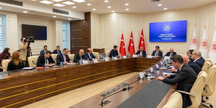 Asgari ücrete ara zam için bugün ilk kez rakam konuşuluyor