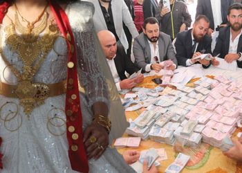 Aşiret düğününde damada 6 milyon lira, geline 4 kilo altın takıldı