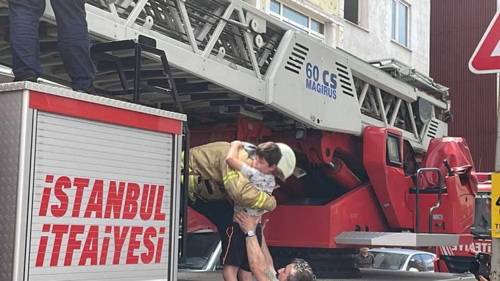 Ataşehir'de 5 katlı binada yangın: Üçü çocuk 11 kişi kurtarıldı